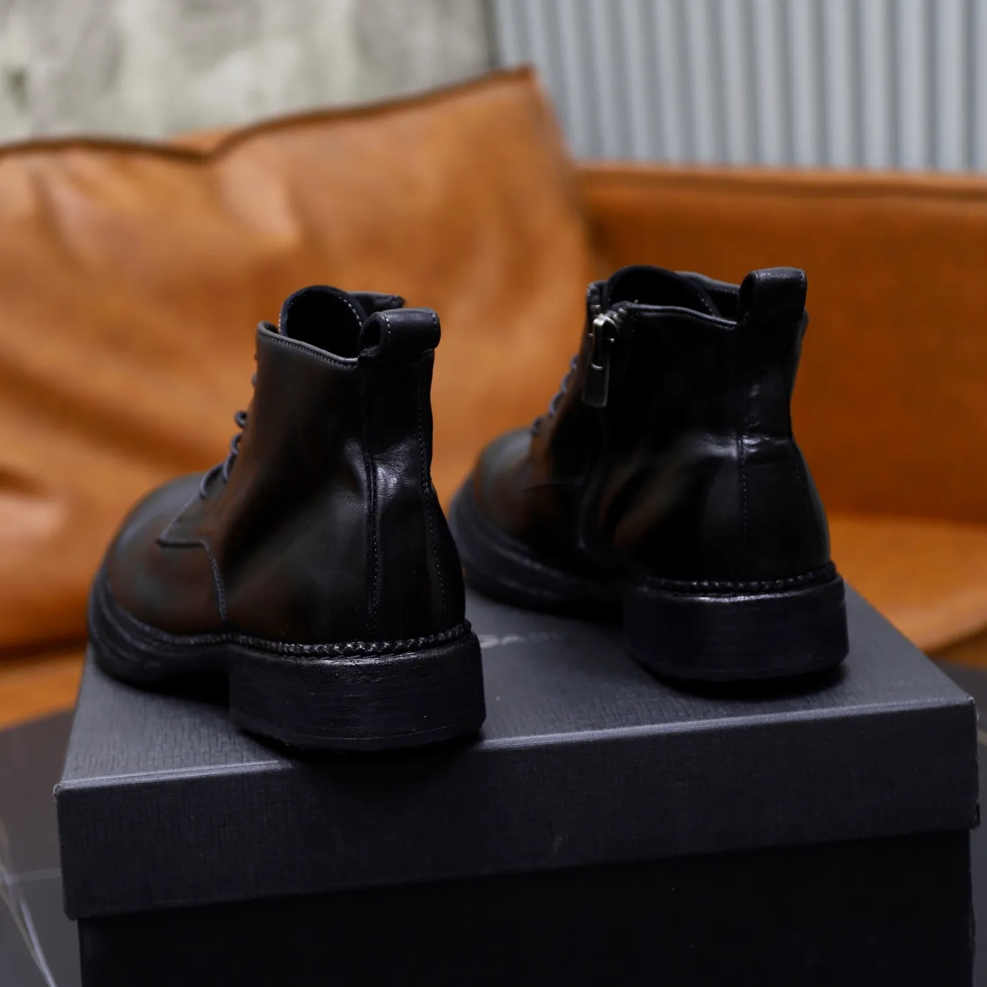 Ex-factory price: 1320💰DG men’s new horse leather work boots! Dongguan's top quality work boots are made of washed horsehide. The body is scratched and distressed. It is a work of hand-rubbing craftsmanship. The collar is wrapped in soft cow leather. It is simple and beautiful, fashionable and casual. It is equipped with a full cowhide lining and embossed logo feet. It is matched with a combination of genuine leather and zigzag rubber outsole. Look at the details of the leather material. If you pursue high quality, check it out! Extremely comfortable! Comes with original box and dust bag! Size: 38-39-40-41-42-43-44 standard leather shoe size